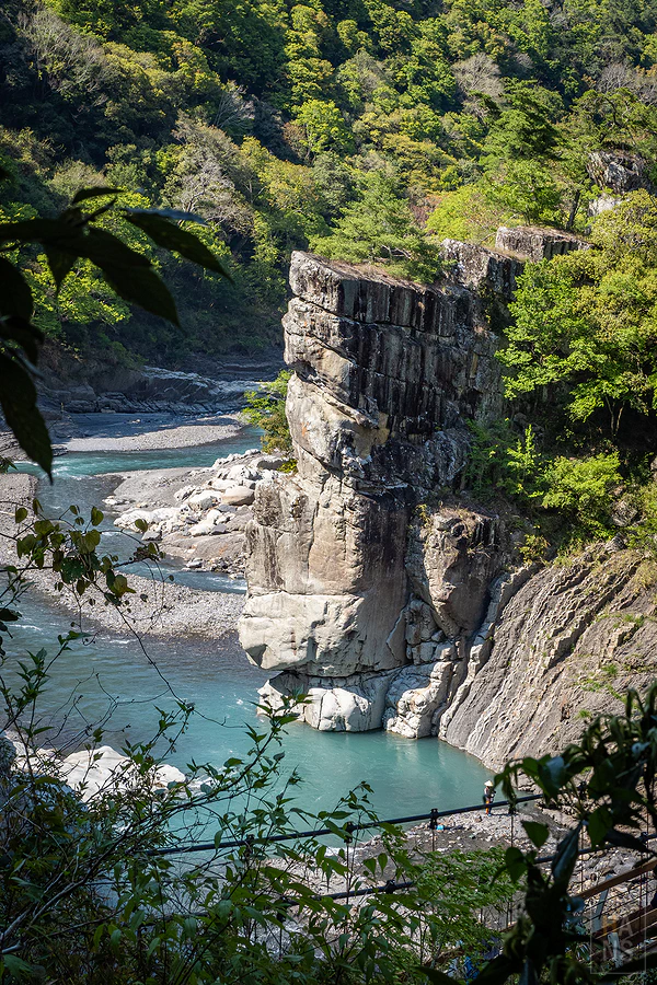秀巒軍艦岩．軍艦岩吊橋