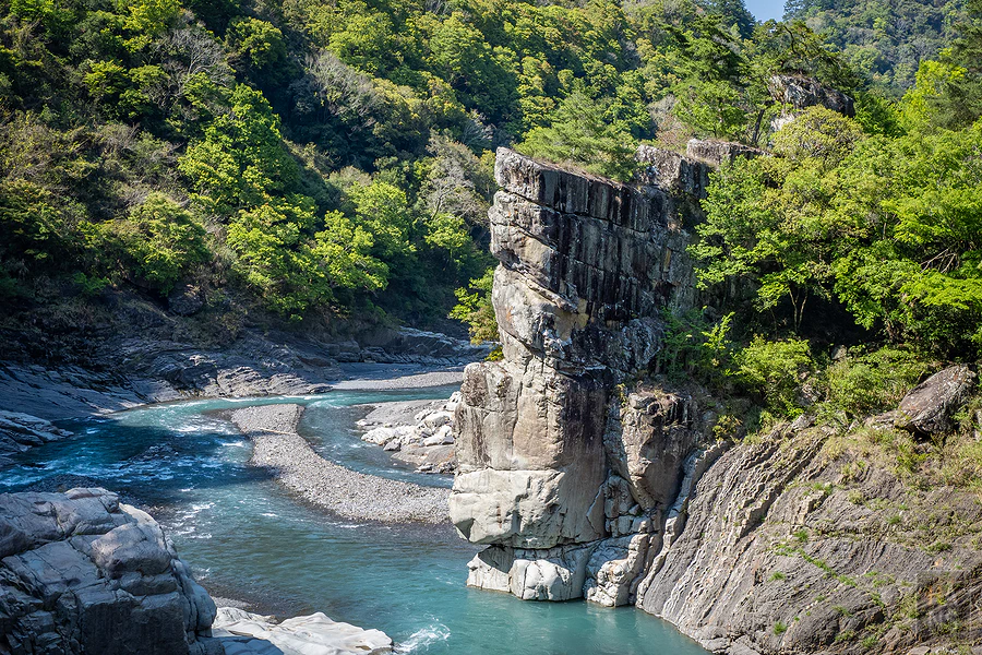 秀巒軍艦岩．軍艦岩吊橋