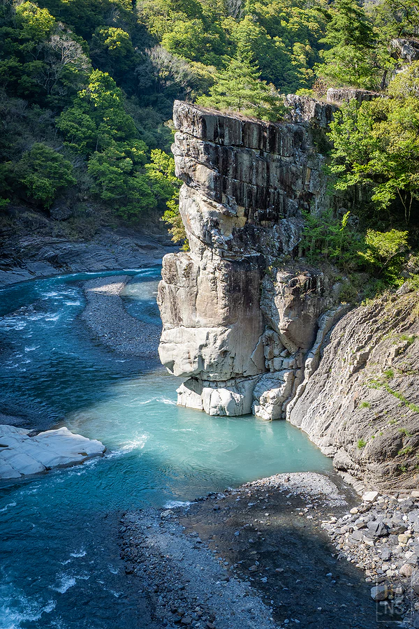 秀巒軍艦岩．軍艦岩吊橋