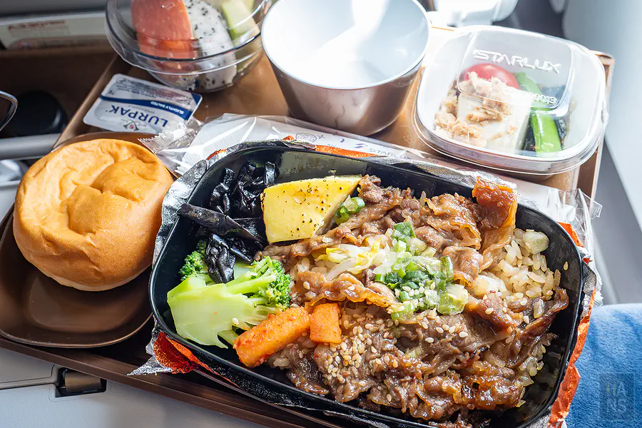 星宇航空商務艙提供的胡同燒肉套餐