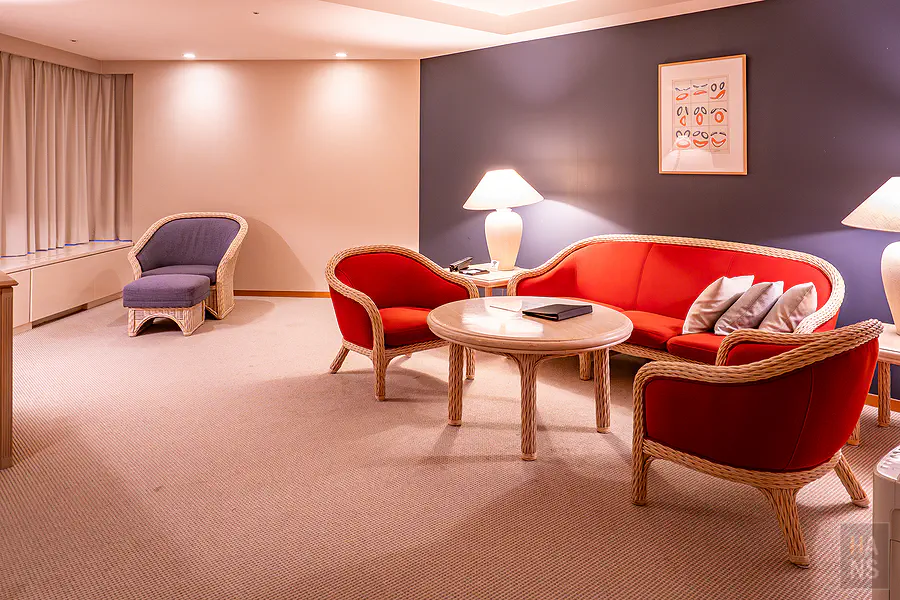 RISONARE双床套房客廳的沙發與工作區