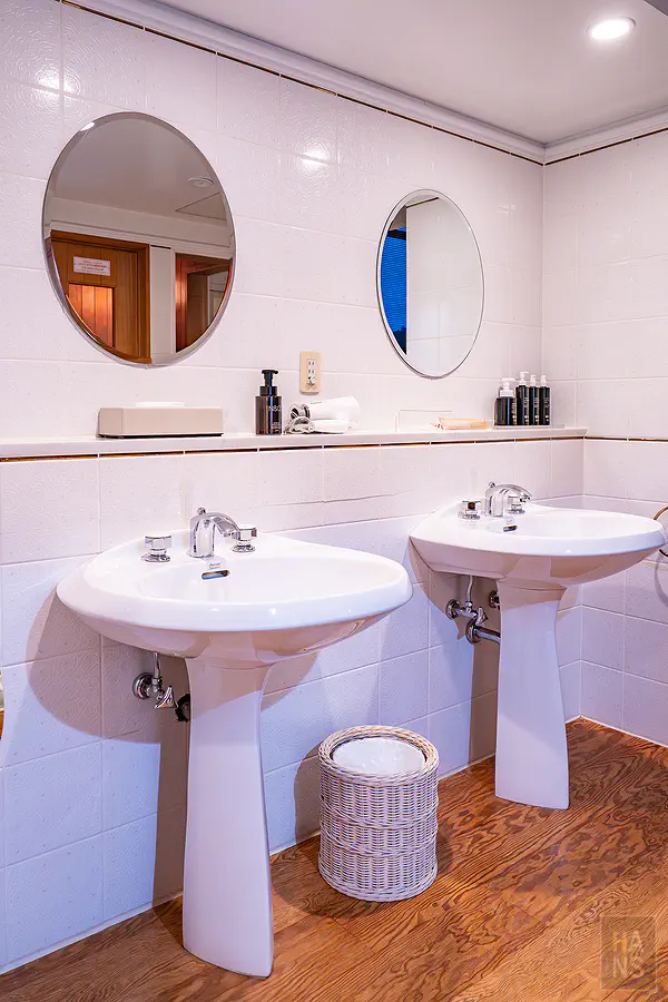 RISONARE套房入口處的開放式浴室與衣櫃