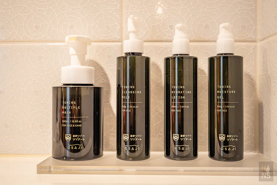 RISONARE套房的盥洗台與化妝鏡