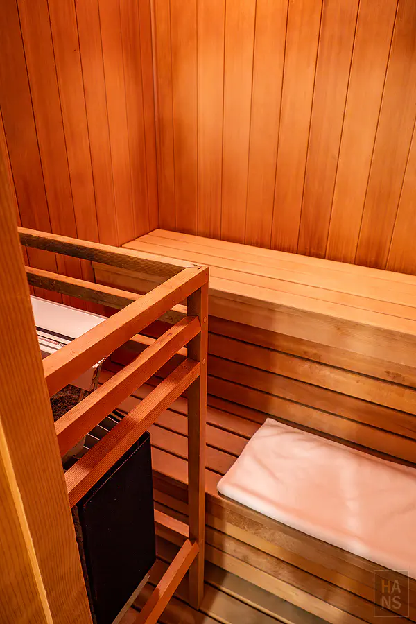 私人桑拿烤箱內的溫度計與計時沙漏