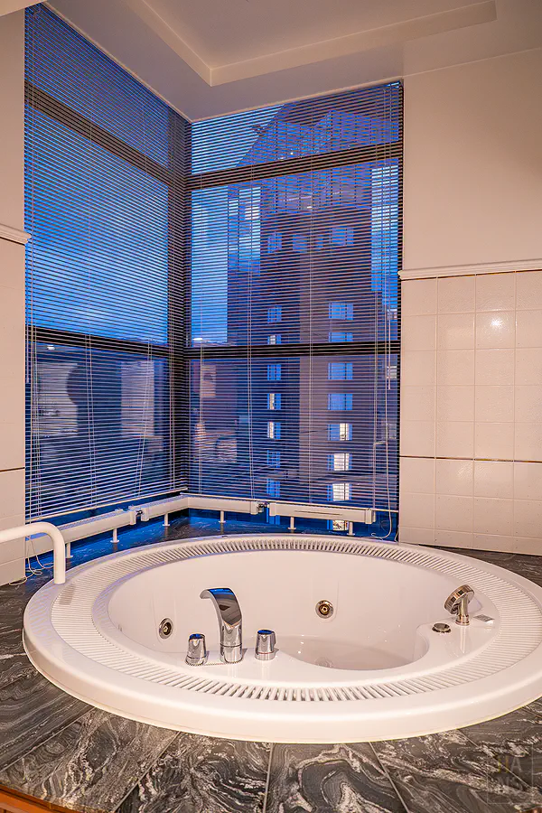 RISONARE套房內的展望按摩浴缸可欣賞窗外風景