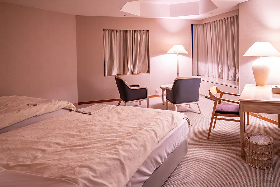 RISONARE套房內舒適的臥室與兩張單人床