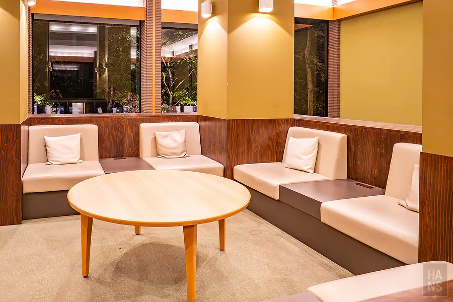 夜晚時刻在Books & Cafe小酌免費氣泡酒