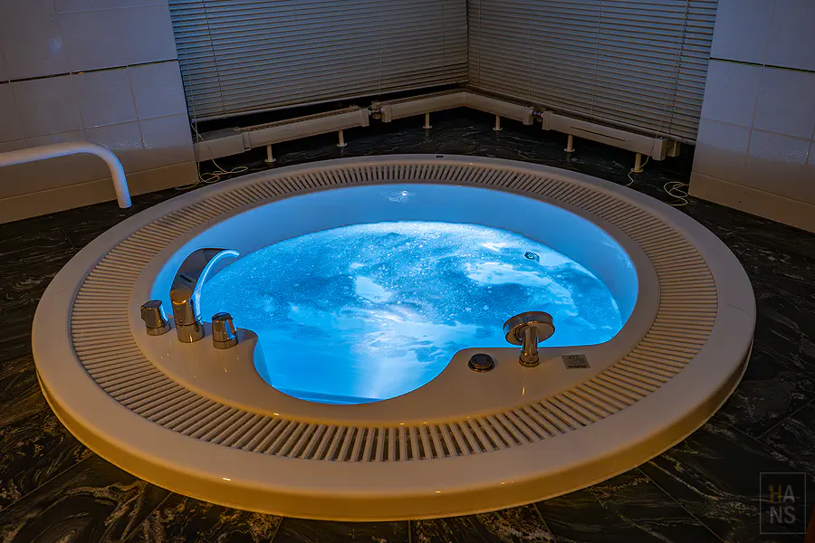 RISONARE展望按摩浴缸夜間開啟藍色燈光效果