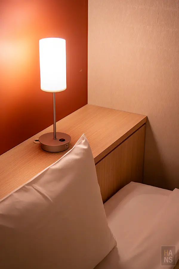 RISONARE套房臥室床頭的裝飾與燈光