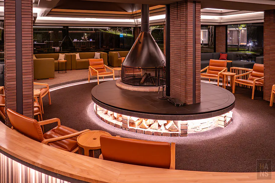 RISONARE Tomamu充滿木質溫暖氛圍的接待大廳