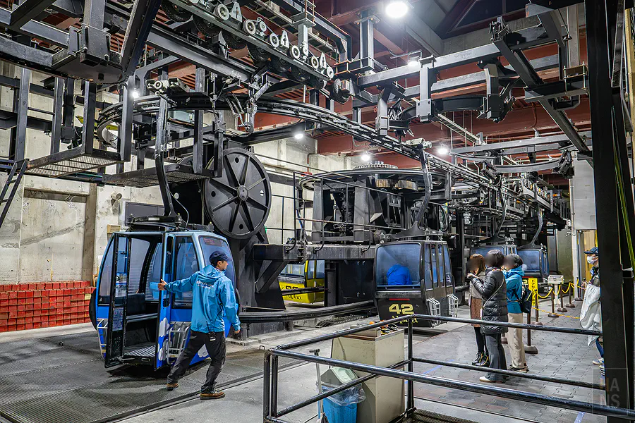 搭乘雲海纜車緩緩爬升穿越雲霧