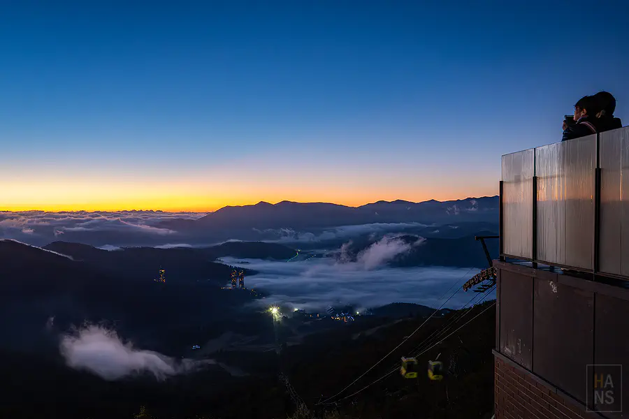 太陽從山稜線升起的壯麗日出雲海景色