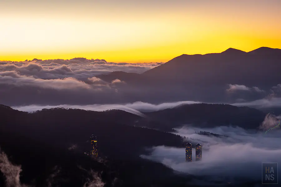 雲海中若隱若現的RISONARE與The Tower雙塔特寫