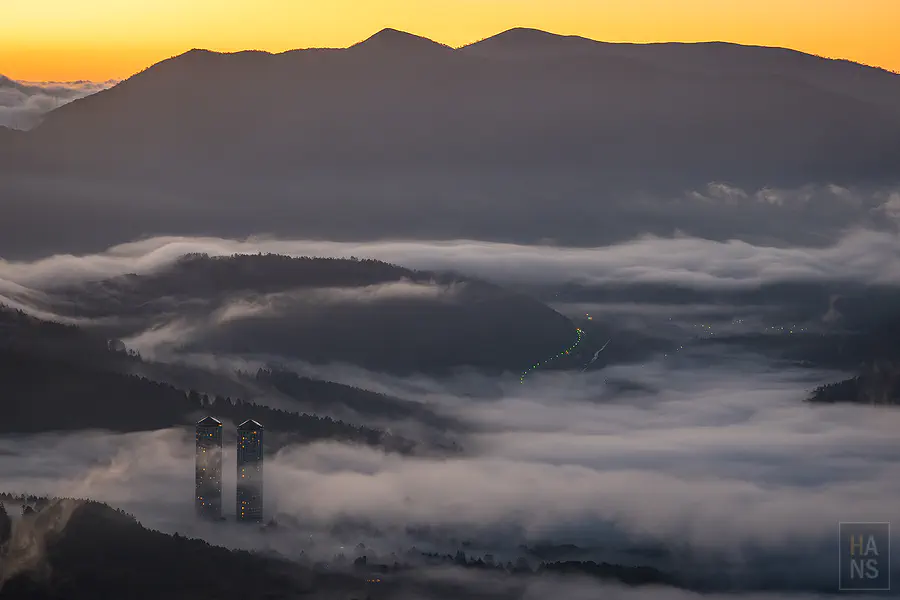 日出時分雲海平台的魔幻光影