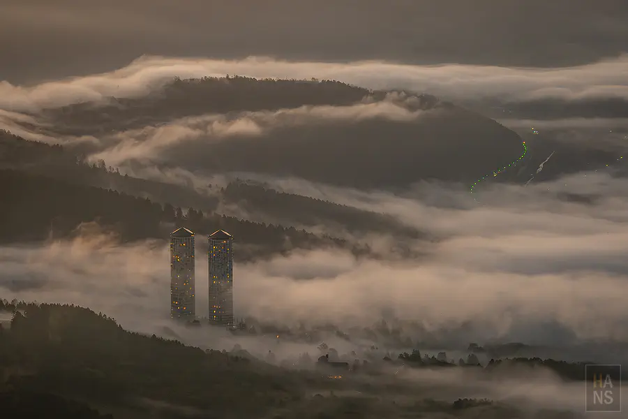 攝影師在雲海平台專注拍攝日出景色