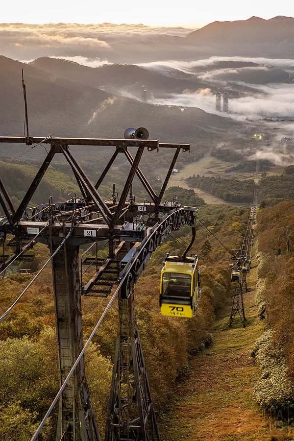 搭乘下山纜車與背後的雲海及度假村合影