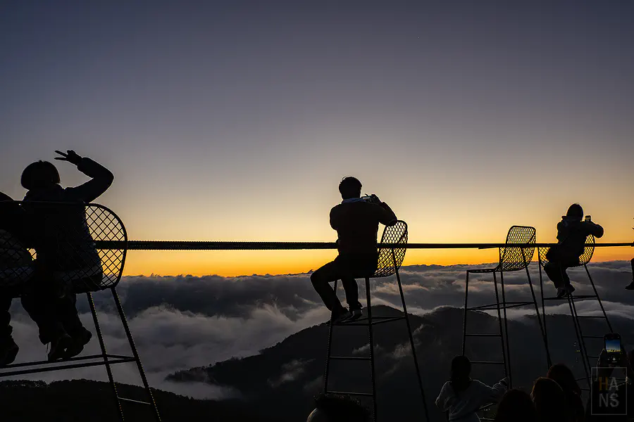 坐在Cloud Bar雲海吧檯的高腳椅上欣賞風景