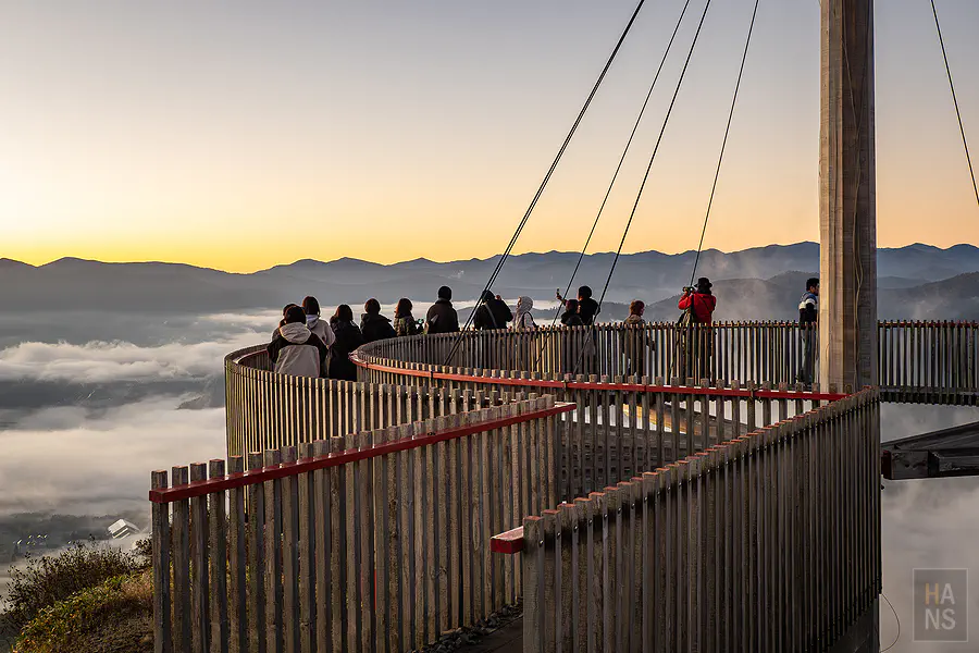 在星野TOMAMU雲海平台的Cloud Walk雲海步道上行走
