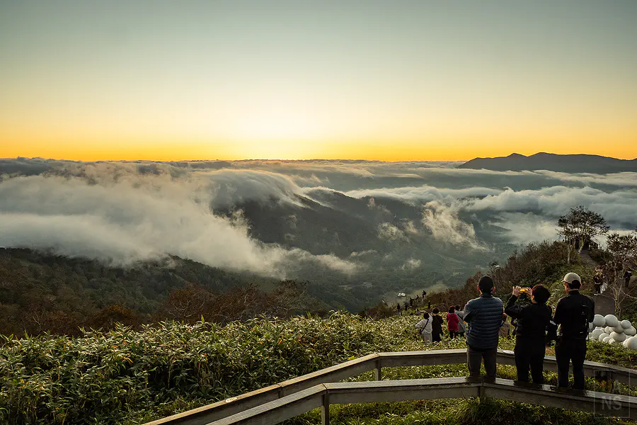 在Contour Bench觀景台欣賞日出前的寧靜山景