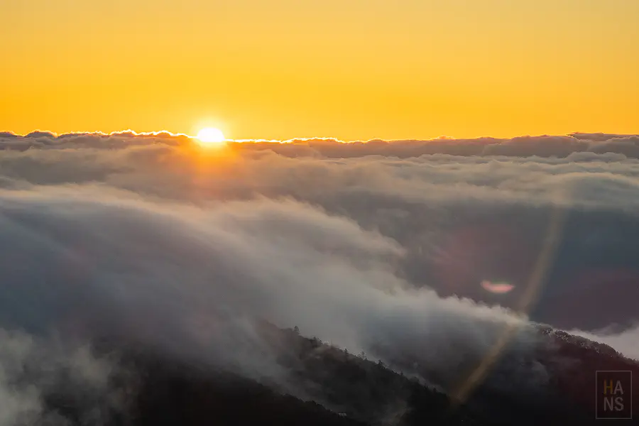 Contour Bench觀景台上的日出與雲海景色
