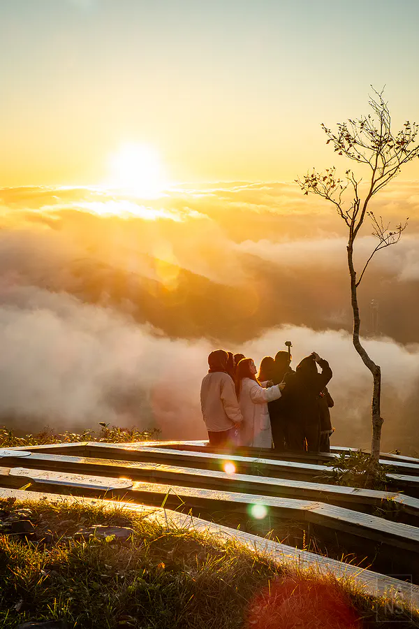陽光灑在雲海平台上的美麗光影