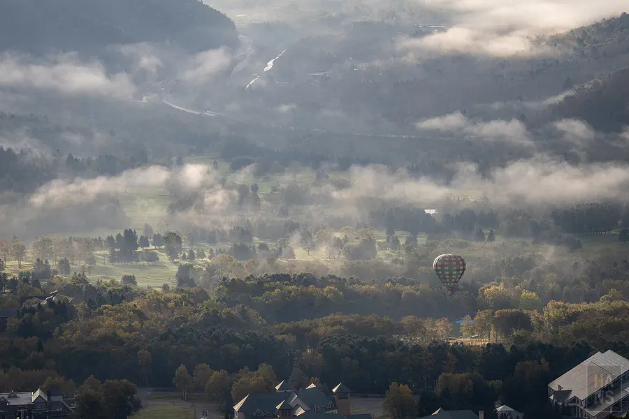 從雲海纜車上遠眺清晨的熱氣球體驗