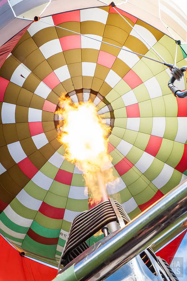 熱氣球頂部的火焰噴射加熱裝置