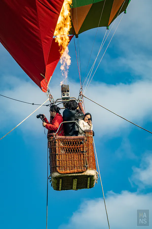 同行的夥伴在熱氣球上拍照記錄