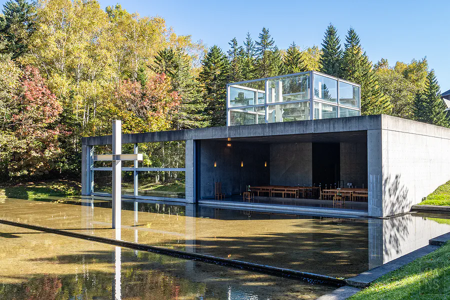 水之教堂內面向水池與十字架的清水模空間