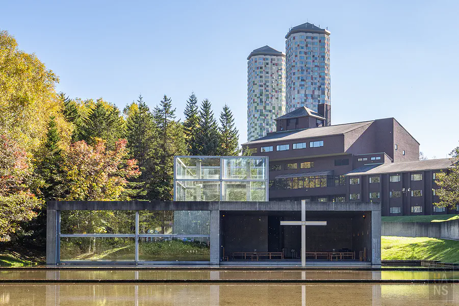 從座位區望向水之教堂的十字架