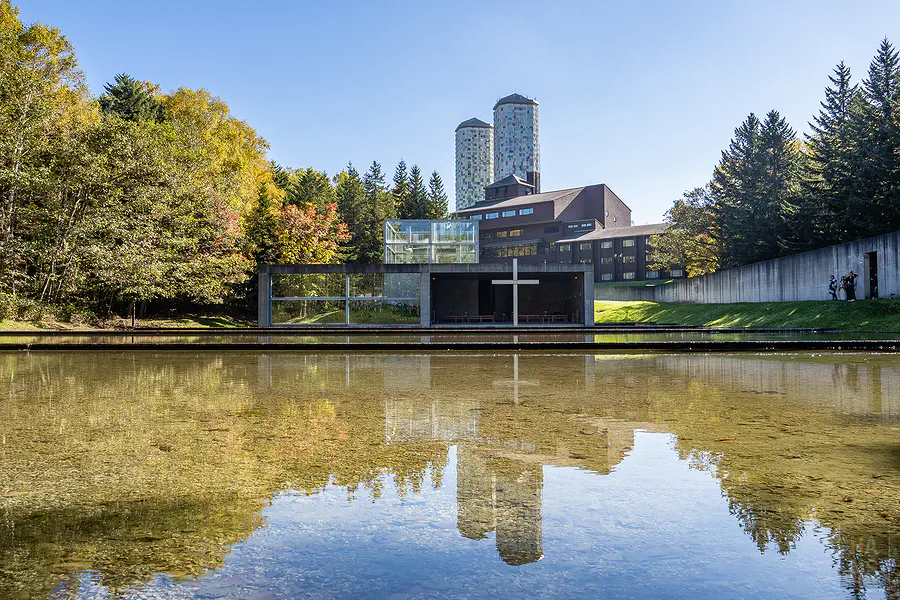 水之教堂的十字架倒映在水面上