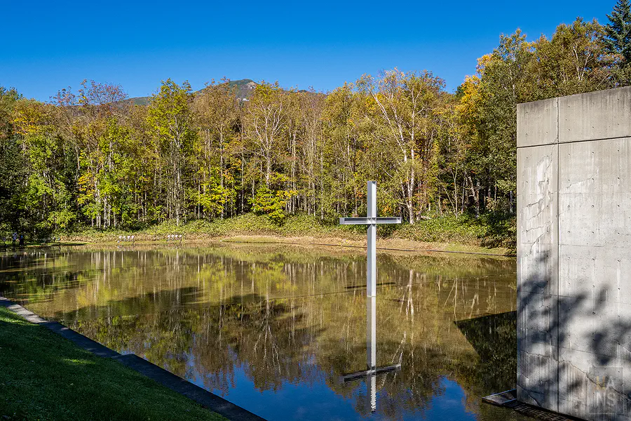 水之教堂的清水模牆面與光影