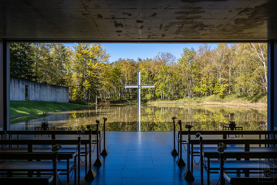 從室外角度看水之教堂的建築設計
