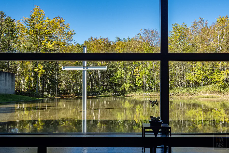 水之教堂與周圍的森林和水池融為一體