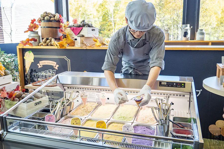 手持馬鈴薯沙拉冰淇淋拍照