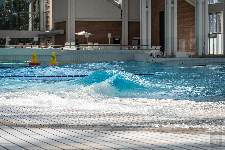 遊客在微笑海灘的淺水區玩樂