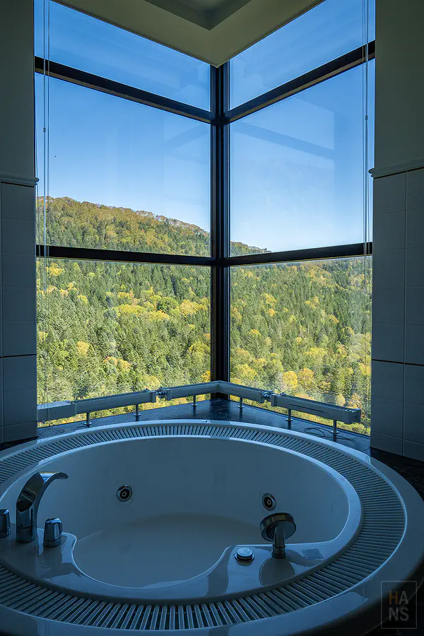 在RISONARE套房的展望按摩浴缸中享受泡澡時光