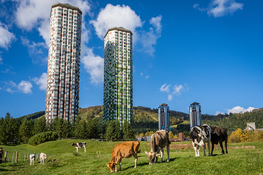 從星野TOMAMU農場區域遠眺The Tower與RISONARE雙塔