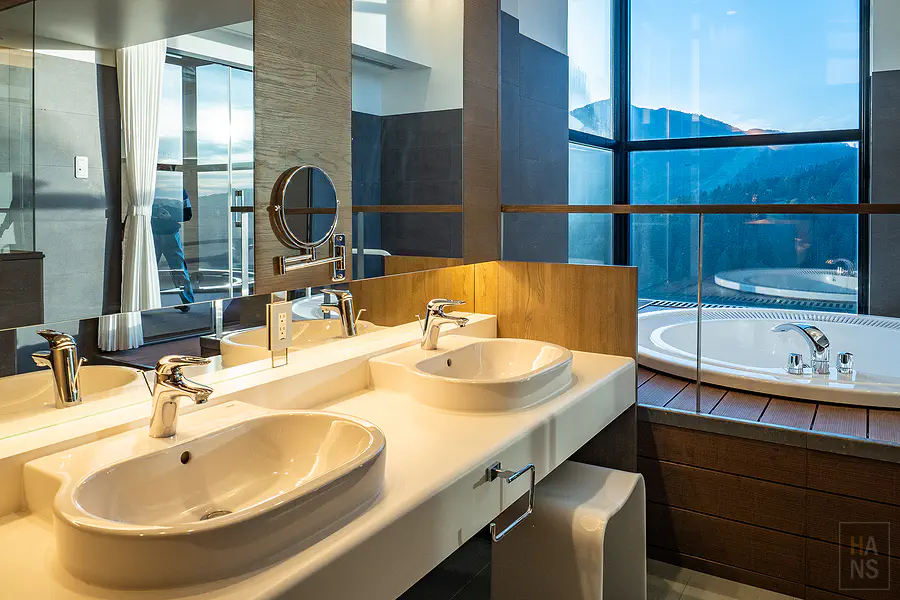 RISONARE設計套房的臥室與書桌