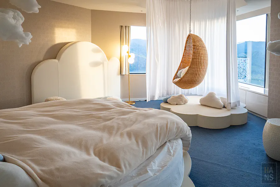 RISONARE雲朵主題套房的客廳與雲朵沙發