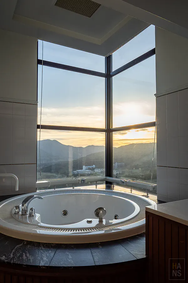 RISONARE雲朵主題套房的浴室與雲朵燈飾