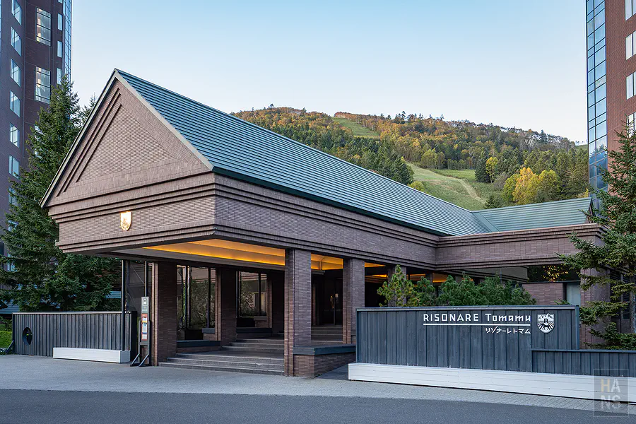 冬季被白雪覆蓋的星野TOMAMU度假村The Tower與RISONARE