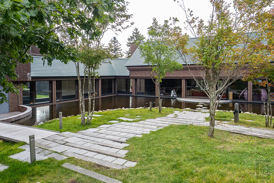 RISONARE Tomamu大廳的Books & Cafe書架與閱讀空間