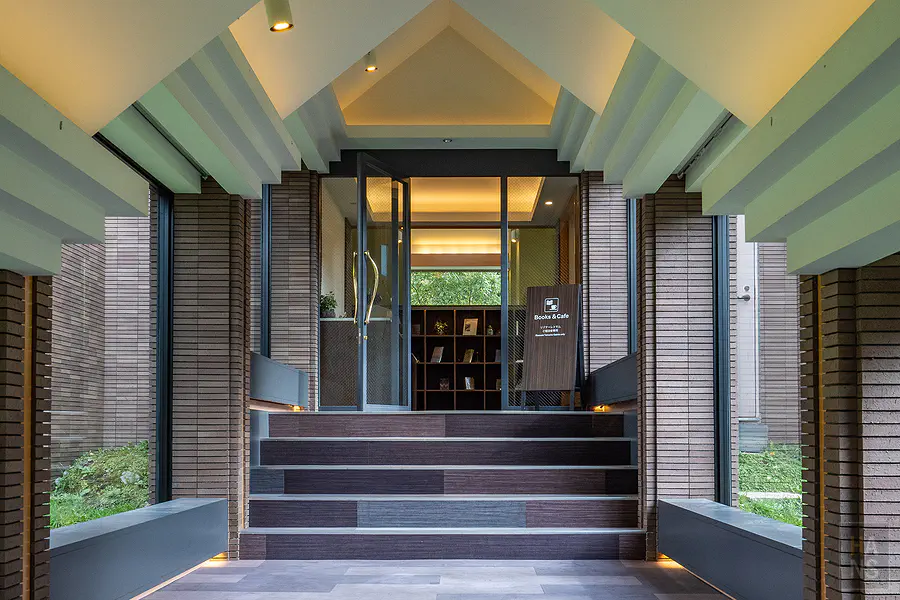 RISONARE Tomamu的Books & Cafe的環形沙發座位區