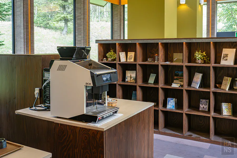 Books & Cafe的書櫃與閱讀空間