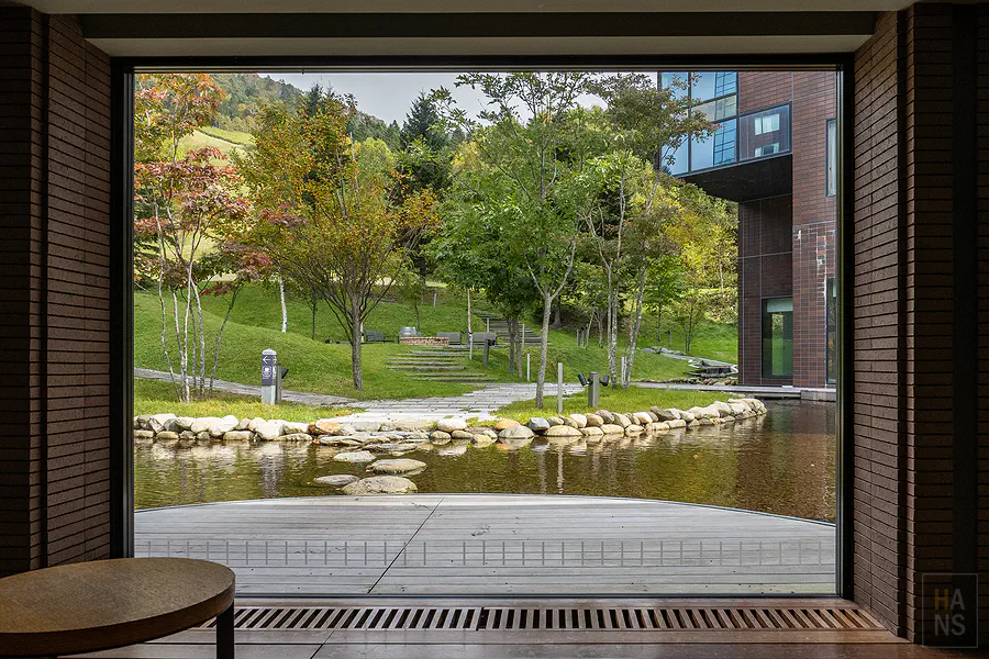 RISONARE Tomamu的Books & Cafe提供免費自助咖啡