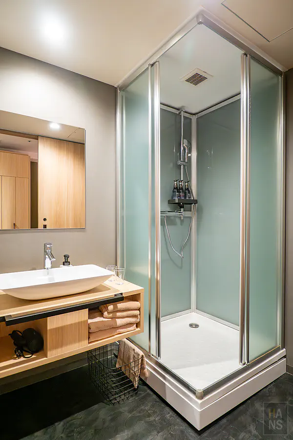 星野OMO5函館︱房內衛浴 淋浴間與洗臉台