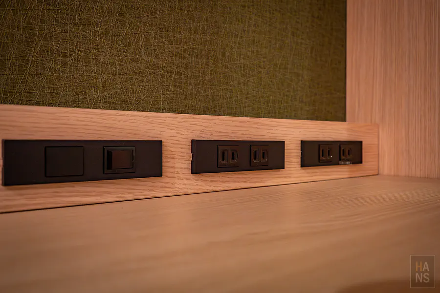 星野OMO5函館︱書桌上的充足插座