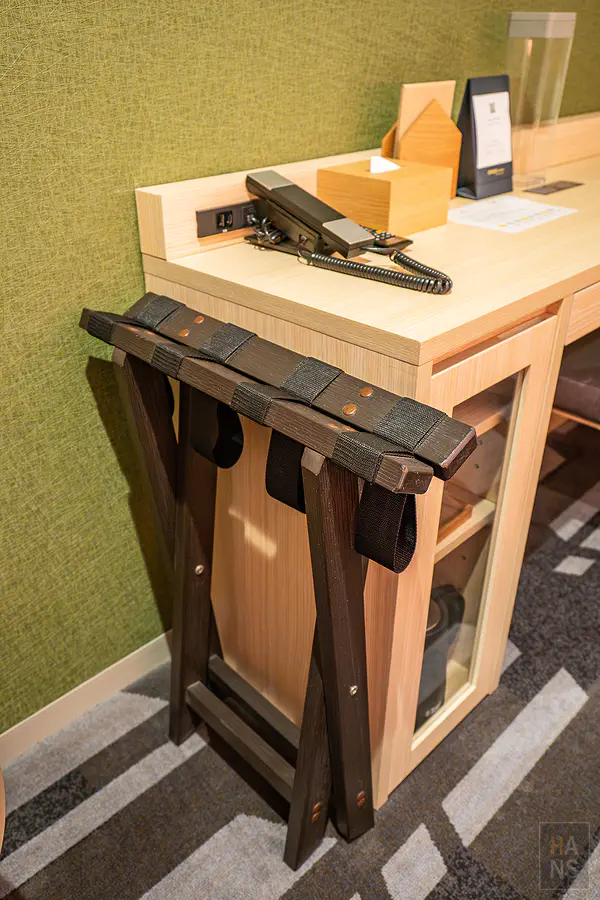 星野OMO5函館︱書桌與行李架