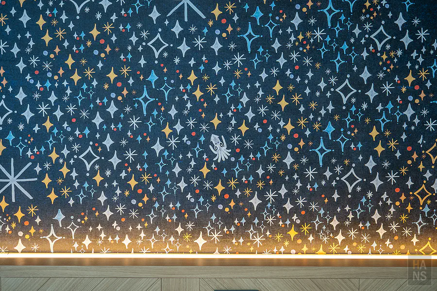 星野OMO5函館︱Deluxe Room 床頭夜空壁紙上的小烏賊